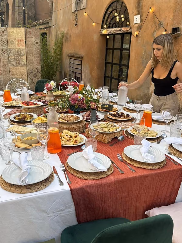 Cena all'aperto davanti al ristorante, nel borgo