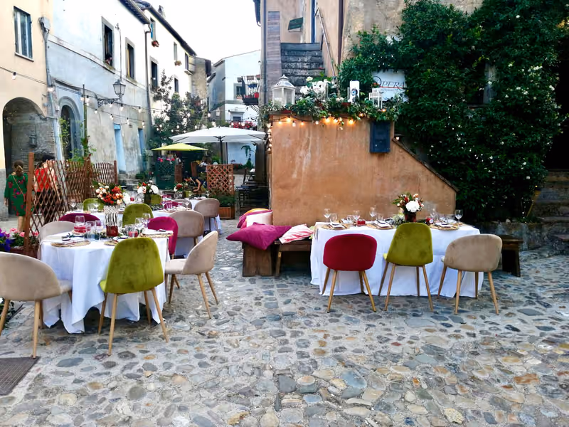 Tavoli all'aperto sulla piazza di Calcata