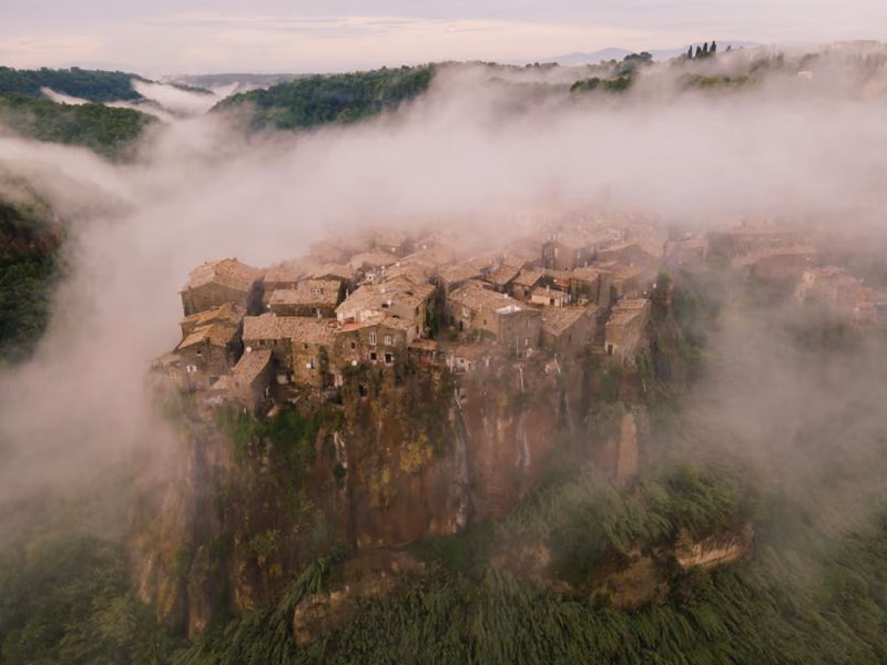 Calcata Vecchia sulla rupe di tufo, avvolta nella nebbia