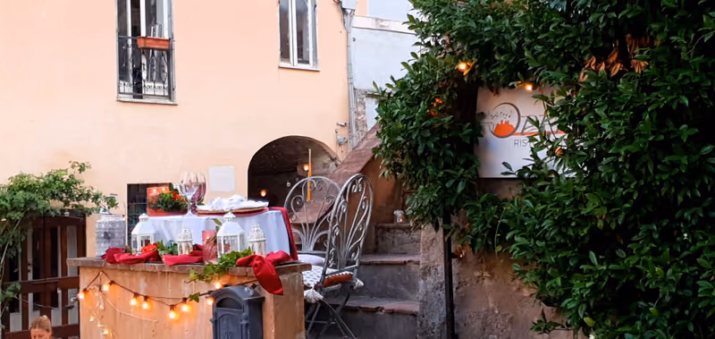 Ingresso del ristorante con tavoli e lucine