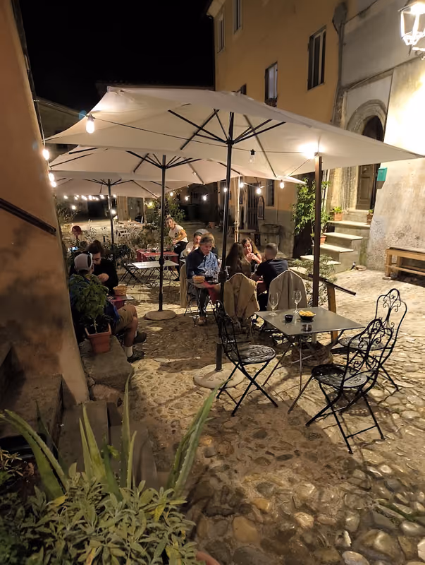 I tavoli all'aperto sotto gli ombrelloni, di sera