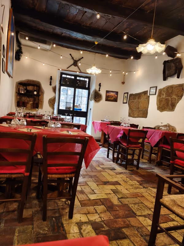 La seconda sala, con travi in legno e tavoli apparecchiati