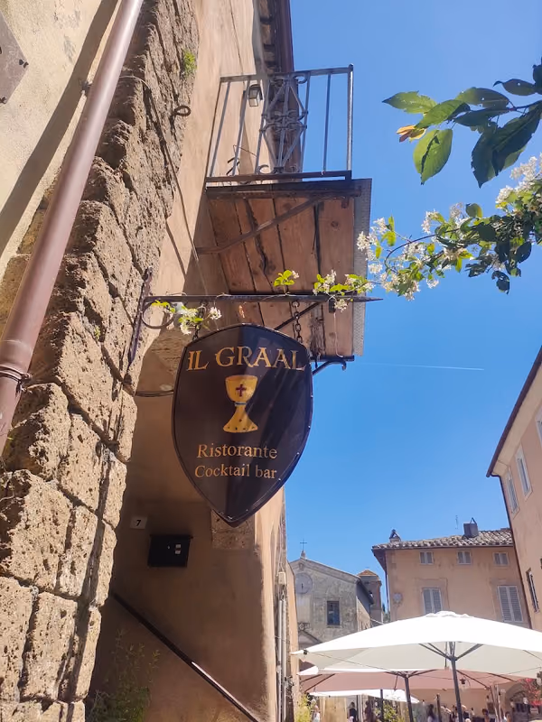L'insegna del Graal appesa nel vicolo