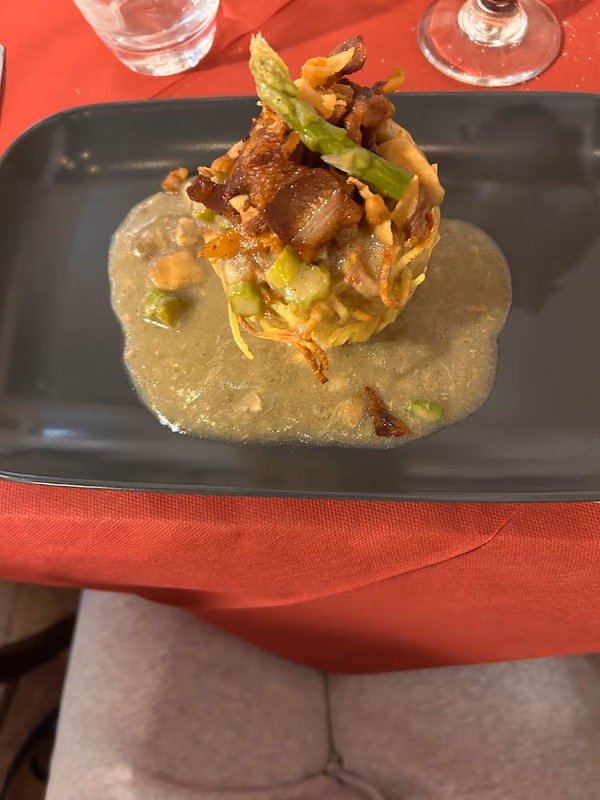Il Nido del Graal: tagliolini croccanti con porcini e asparagi