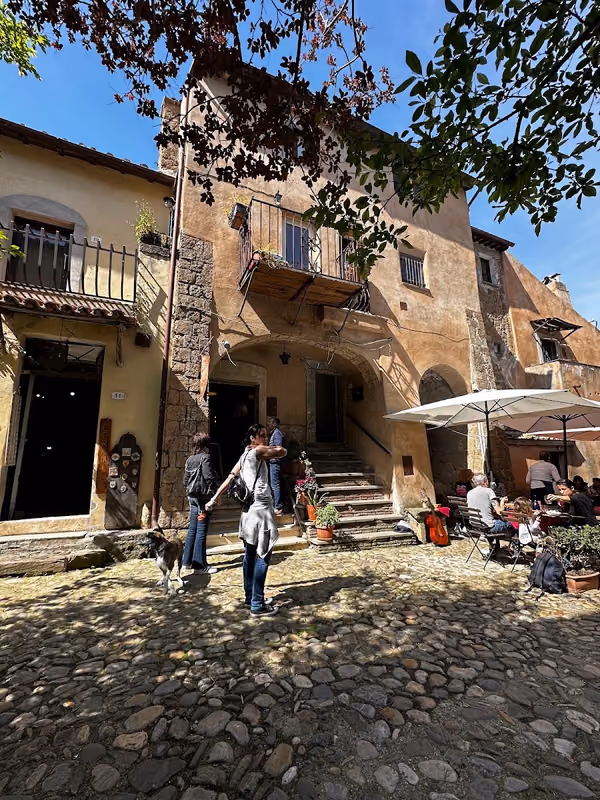 La piazzetta davanti al locale con i tavoli all'aperto