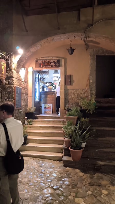L'ingresso del locale la sera, tra le case in pietra del borgo