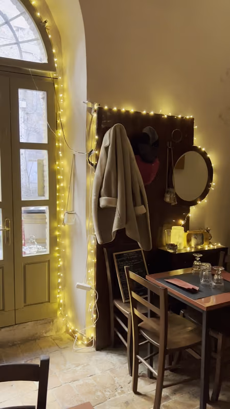 Un angolo della sala con le lucine e la porta a vetri
