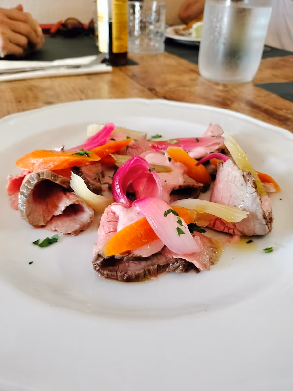 Un antipasto di carne con verdure in agrodolce