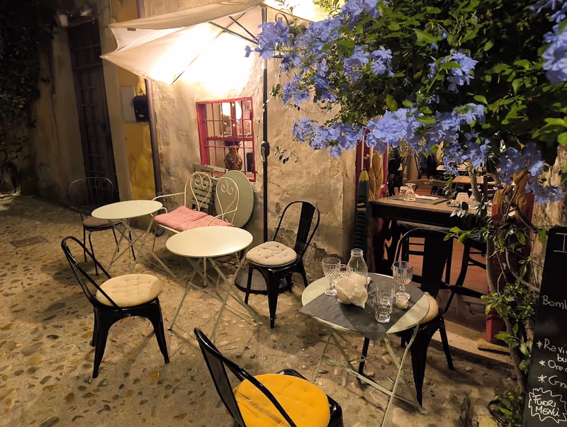 I tavolini all'aperto nel vicolo, di sera