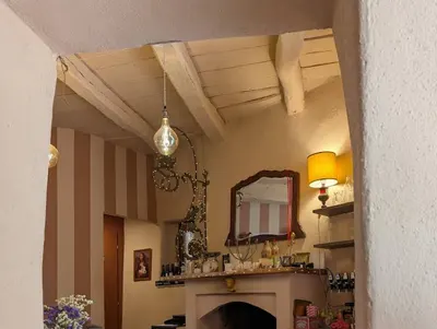 Un angolo interno con lo specchio e il camino