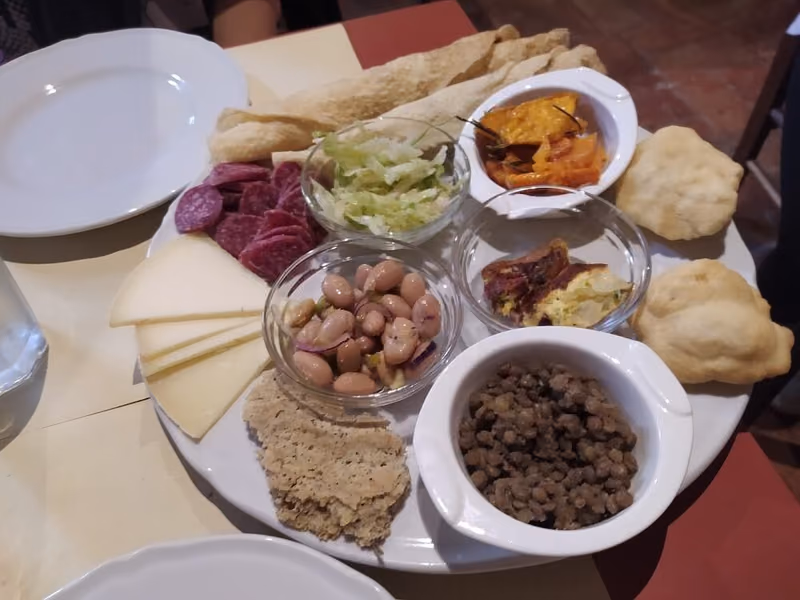 L'antipasto della casa, con formaggi, salumi e assaggi