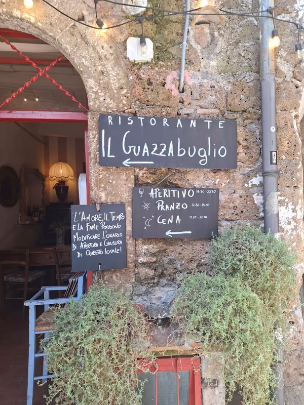 L'insegna del Guazzabuglio con le lavagne di aperitivo, pranzo e cena