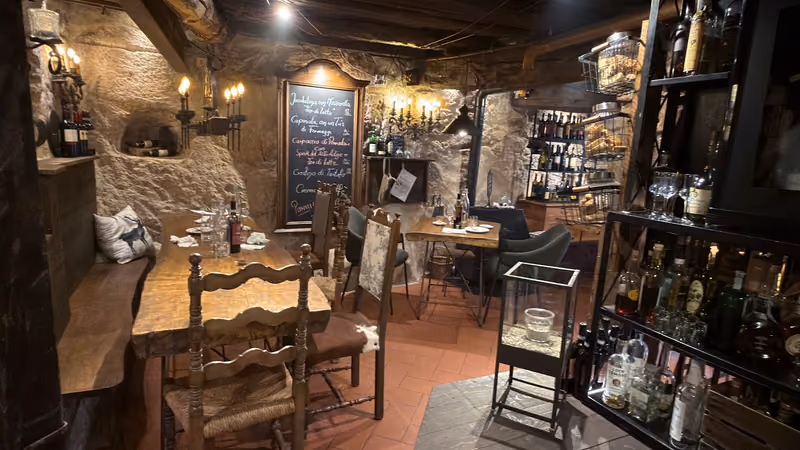 La sala interna in pietra, con le bottiglie e la lavagna