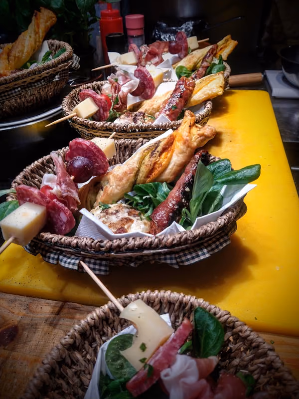 Cestini di antipasti con salumi, formaggi e spiedini