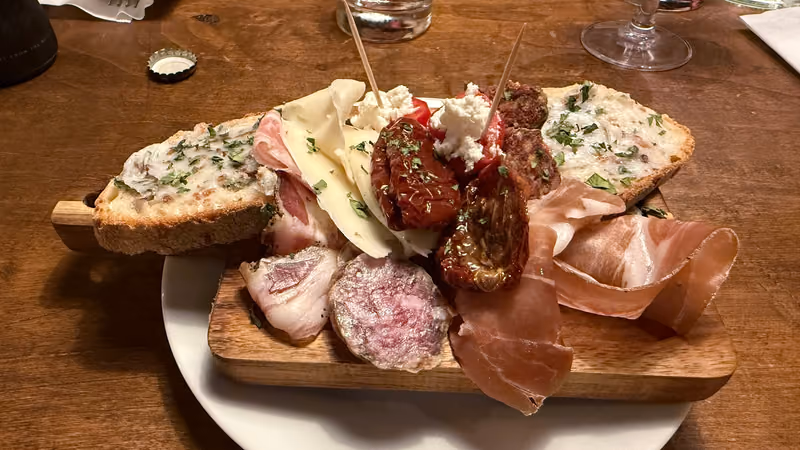 Bruschette, salumi e formaggi sul tagliere