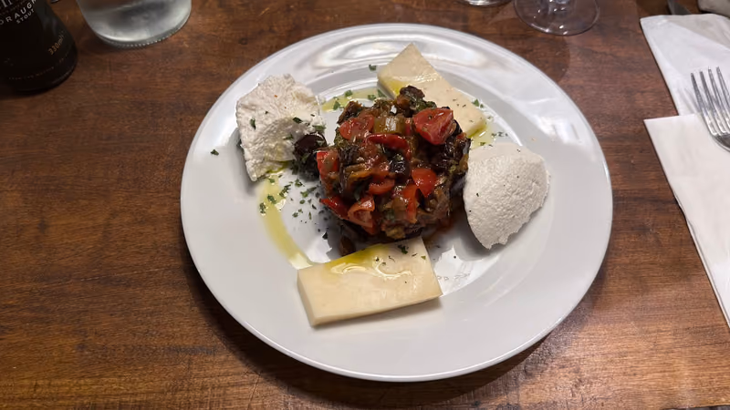 Antipasto con caponata e formaggi
