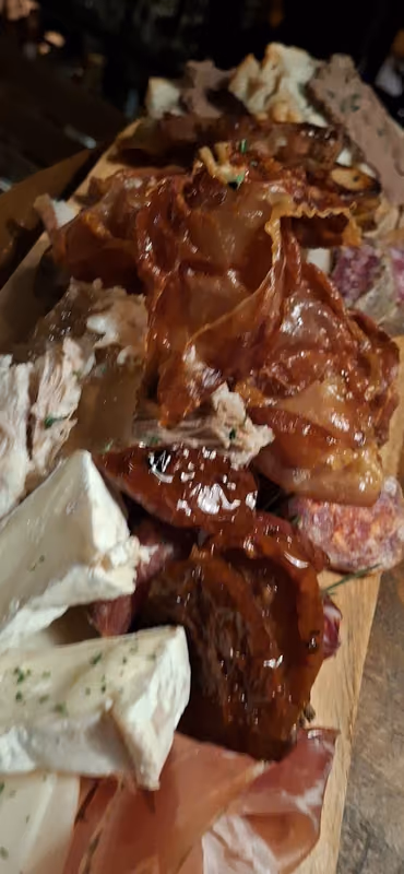 Un tagliere di salumi con formaggio