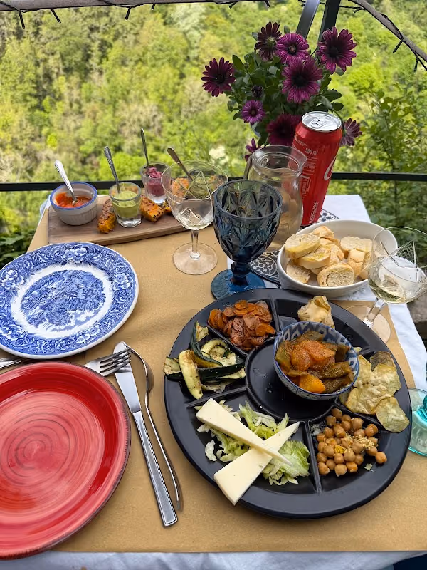 Piatto di assaggi vegetariani sul terrazzo