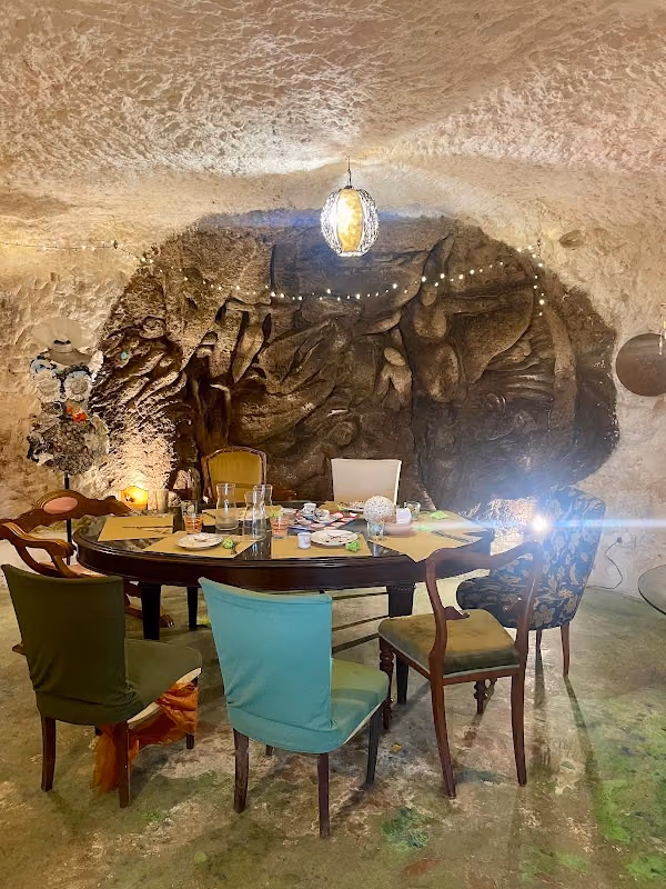 Tavolo apparecchiato dentro la grotta