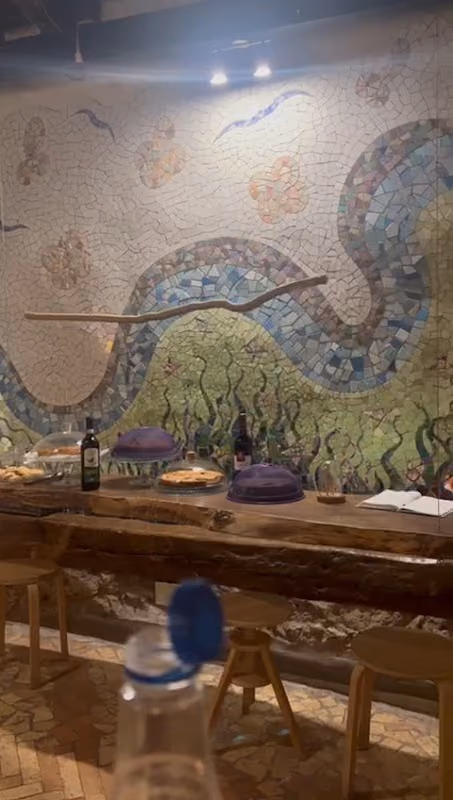 Sala nella grotta con mosaico a forma di serpente