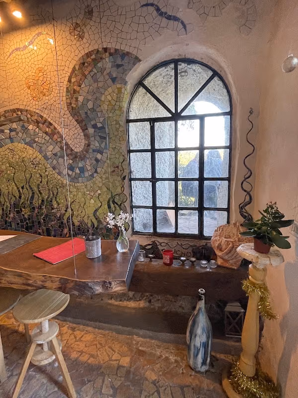 Sala con finestra ad arco e mosaici