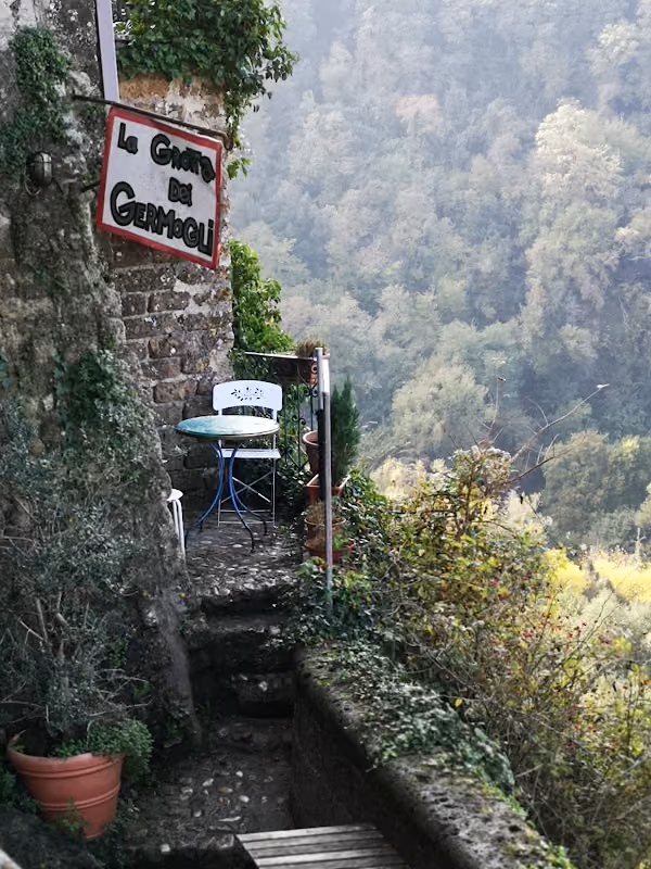 Insegna della Grotta dei Germogli e vista sulla valle