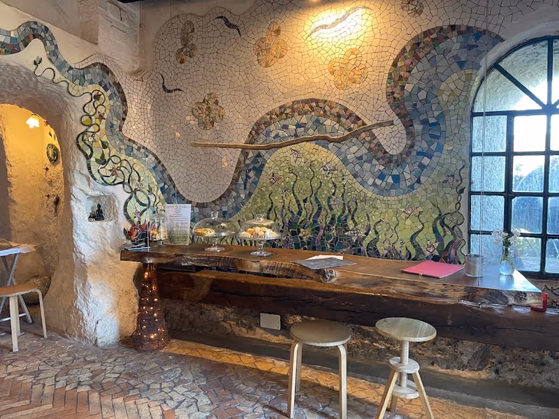 Bancone con mosaici e sgabelli