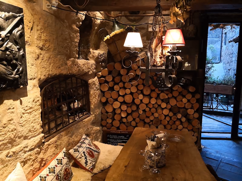 Angolo della grotta con legna e lampade