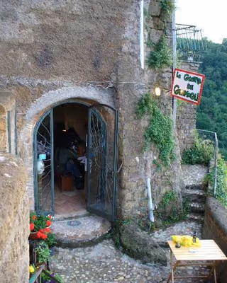 Ingresso della Grotta dei Germogli tra le case di tufo