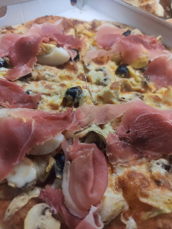Pizza con prosciutto e funghi