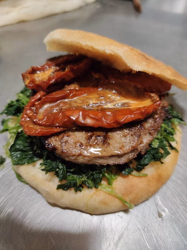 Focaccia ripiena con hamburger e verdure
