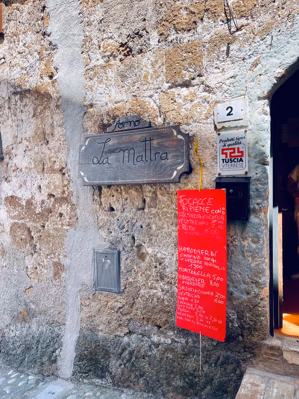 Ingresso con l'insegna e la lavagna dei prezzi