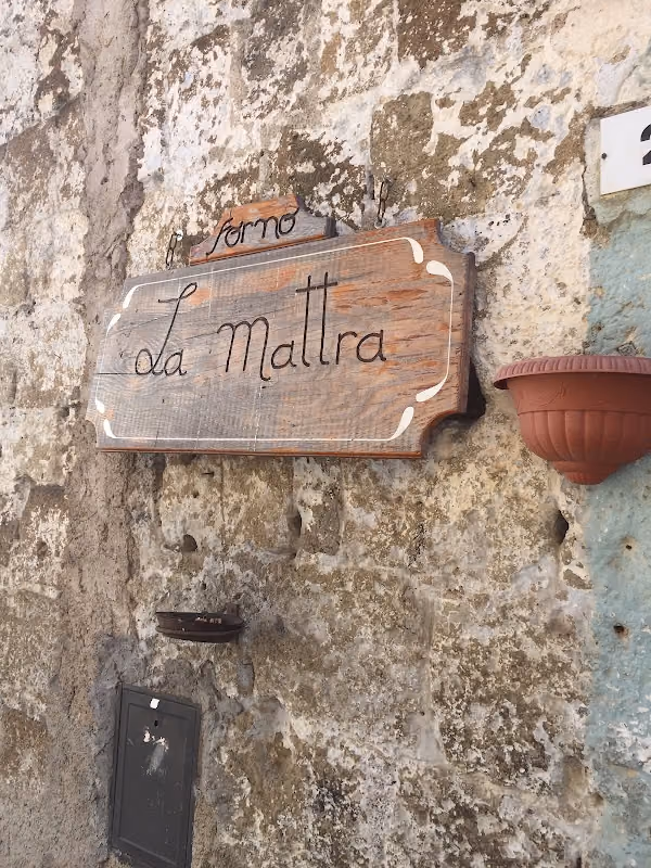 Insegna del Forno La Mattra in Via della Scuola