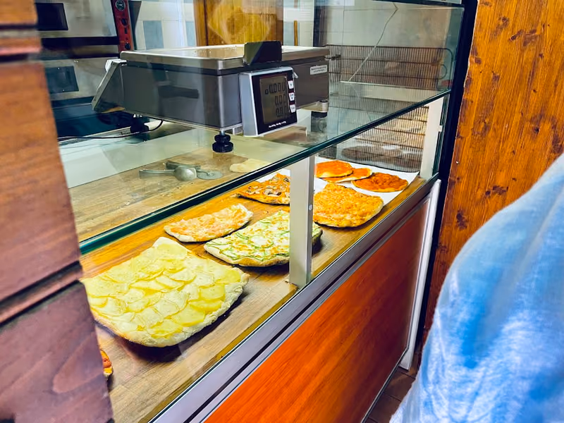 Vetrina con pizze e focacce