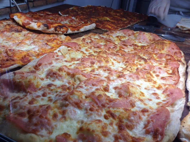 Teglie di pizza calda